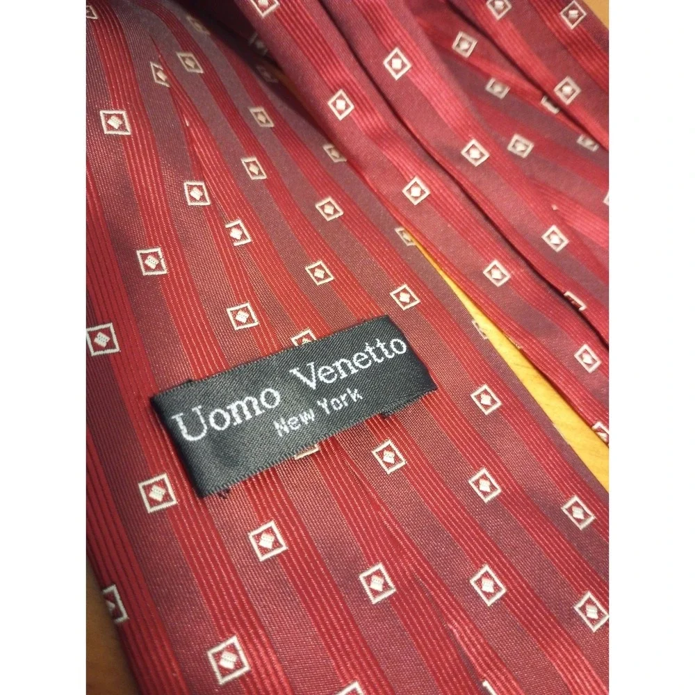 Uomo Venetto Mens Burgundy Geometric Silk‎ Necktie New York